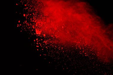 Soyut siyah zemin üzerine kırmızı toz patlaması. Kırmızı toz splatted izole et. Renkli bulut. Renkli toz patlayabilir. Boya Holi.