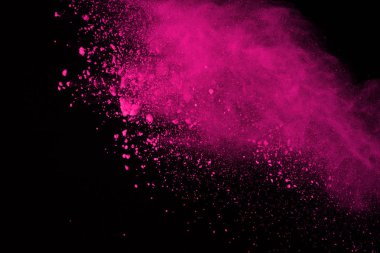 Siyah arka plan üzerine soyut pembe toz patlama. renkli toz splatted abstract, pembe toz patlayan hareket dondurmak.