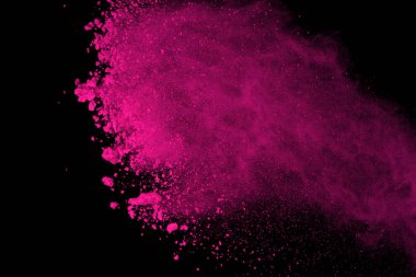 Siyah arka plan üzerine soyut pembe toz patlama. renkli toz splatted abstract, pembe toz patlayan hareket dondurmak.