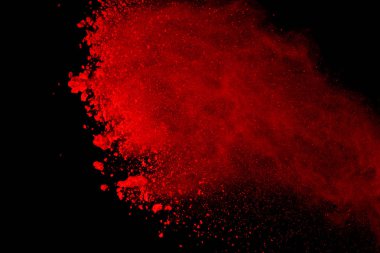 Soyut siyah zemin üzerine kırmızı toz patlaması. Kırmızı toz splatted izole et. Renkli bulut. Renkli toz patlayabilir. Boya Holi.