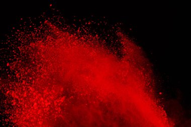 Soyut siyah zemin üzerine kırmızı toz patlaması. Kırmızı toz splatted izole et. Renkli bulut. Renkli toz patlayabilir. Boya Holi.