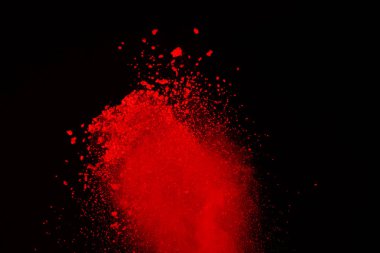 Soyut siyah zemin üzerine kırmızı toz patlaması. Kırmızı toz splatted izole et. Renkli bulut. Renkli toz patlayabilir. Boya Holi.