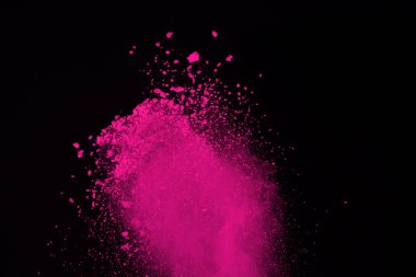 Siyah arka plan üzerine soyut pembe toz patlama. renkli toz splatted abstract, pembe toz patlayan hareket dondurmak.