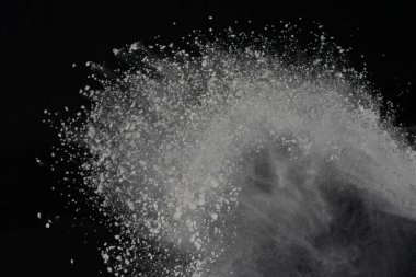 Siyah arka plan üzerine izole beyaz toz patlama. Renkli toz splatted.