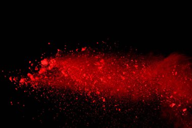 Soyut siyah zemin üzerine kırmızı toz patlaması. Kırmızı toz splatted izole et. Renkli bulut. Renkli toz patlayabilir. Boya Holi.