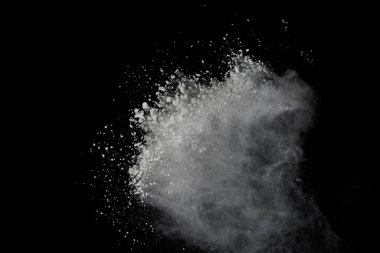 Siyah arka plan üzerine izole beyaz toz patlama. Renkli toz splatted.
