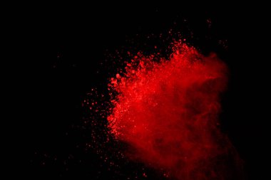 Siyah zemin üzerine kırmızı toz patlama. Soyut renkli toz splatted.