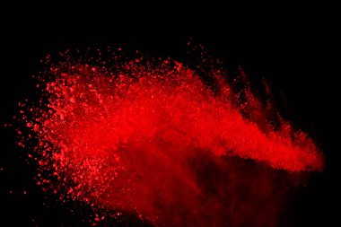 Soyut siyah zemin üzerine kırmızı toz patlaması. Kırmızı toz splatted izole et. Renkli bulut. Renkli toz patlayabilir. Boya Holi.