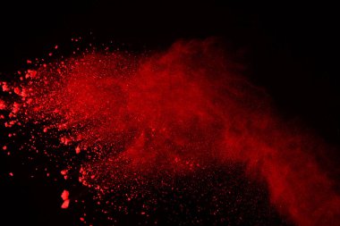 Soyut siyah zemin üzerine kırmızı toz patlaması. Kırmızı toz splatted izole et. Renkli bulut. Renkli toz patlayabilir. Boya Holi.