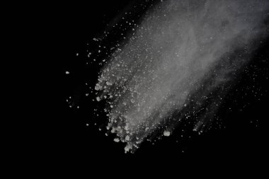 Siyah arka plan üzerine izole beyaz toz patlama. Renkli toz splatted.