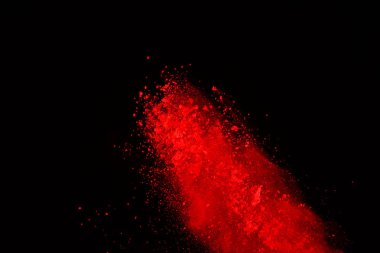 Soyut siyah zemin üzerine kırmızı toz patlaması. Kırmızı toz splatted izole et. Renkli bulut. Renkli toz patlayabilir. Boya Holi.