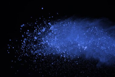 Siyah zemin üzerine mavi toz patlama. Renkli bulut. Renk toz patlayabilir. Boya Holi.