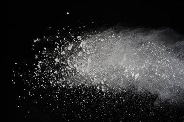Siyah arka plan üzerine izole beyaz toz patlama. Renkli toz splatted.