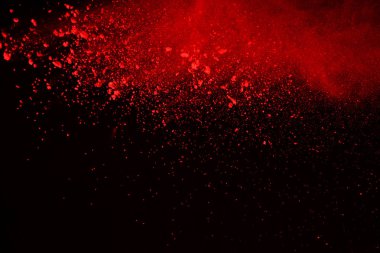 Soyut siyah zemin üzerine kırmızı toz patlaması. Kırmızı toz splatted izole et. Renkli bulut. Renkli toz patlayabilir. Boya Holi.