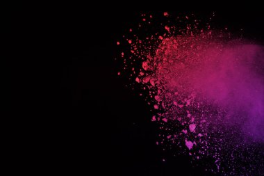Hareket izole siyah arka plan üzerinde renkli toz patlaması dondur. Soyut renkli toz splatted.
