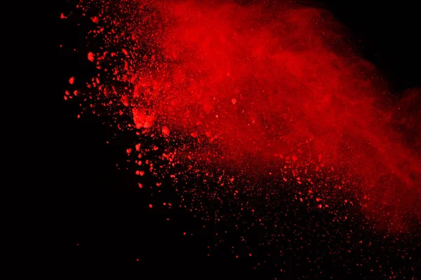 Soyut siyah zemin üzerine kırmızı toz patlaması. Kırmızı toz splatted izole et. Renkli bulut. Renkli toz patlayabilir. Boya Holi.