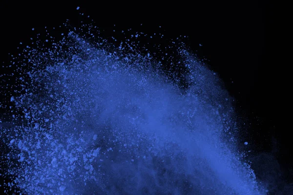 黒い背景に青い粉体爆発 色の雲 色塵爆発します ペイント ホーリー — ストック写真