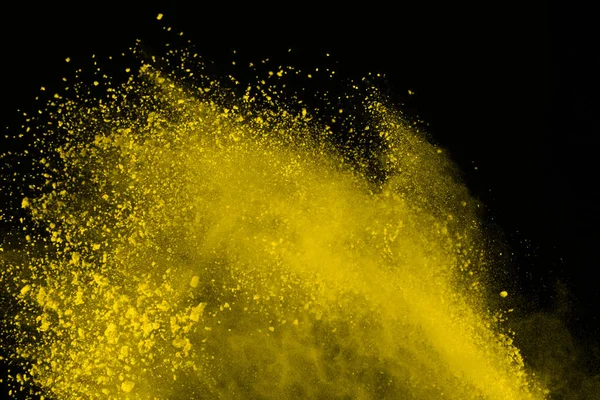 Soyut siyah zemin üzerine sarı toz patlaması. Sarı tozu splatted izole et. Renkli bulut. Renkli toz patlayabilir. Boya Holi.