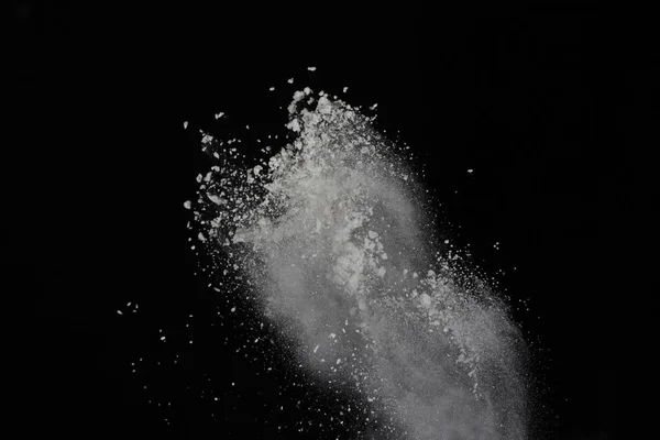 黒い背景に分離した白色粉体爆発 — ストック写真