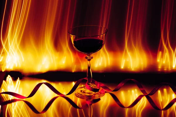 Copo de vinho, com linhas de luzes no fundo . — Fotografia de Stock
