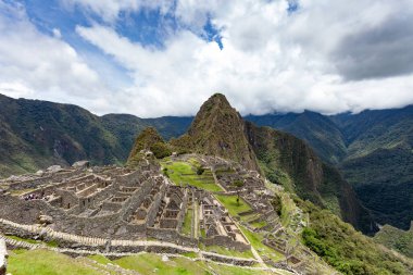 UNESCO Dünya Mirası Sitesi Machu Picchu 'nun kalıntılarının görüntüsü. Bulutlu.