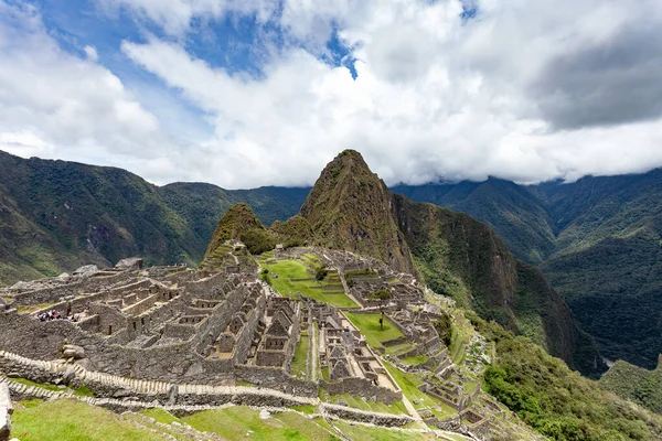 View of the ruins of the UNESCO World Heritage Site Machu Picchu. Cloudy. — Stock Photo, Image