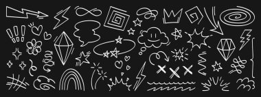 Şirin karalama çizgisi elementleri ayarlandı. El çizimi yıldızlar, kalpler, bulutlar, şimşekler, taçlar, oklar, spiraller, mücevherler, konuşma baloncukları, çiçekler ve gökkuşakları. Siyah arkaplanda izole edilmiş komik karikatür çizim simgeleri