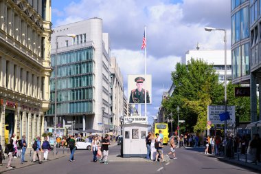 Berlin, Almanya, 6 Eylül 2025, Charlie kontrol noktası Friedrichstrasse 'den kuzeye bakarken görüldü.