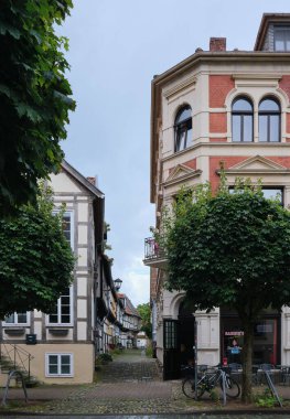 Detmold, Kuzey Ren-Vestfalya, Almanya, 12 Eylül 2025, merkezi pazar meydanından Schulerstrasse 'ye Protestan Martin Luther Kilisesi ile