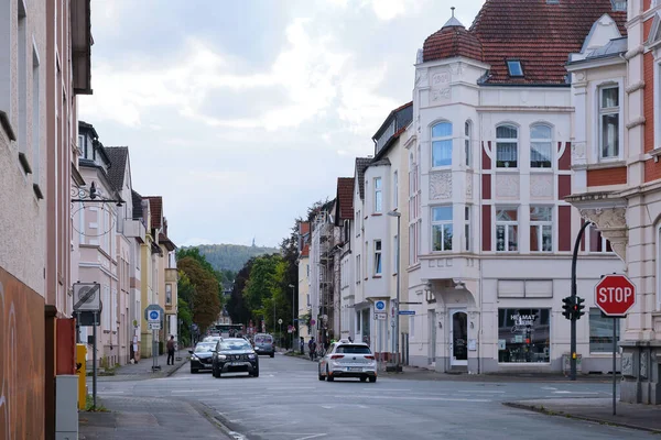 Detmold, Kuzey Ren-Vestfalya, Almanya, 11 Eylül 2025, Emilienstrasse 'den Teutoburg Ormanı' na, arka planda Hermann 'ın Anıtı ile birlikte.