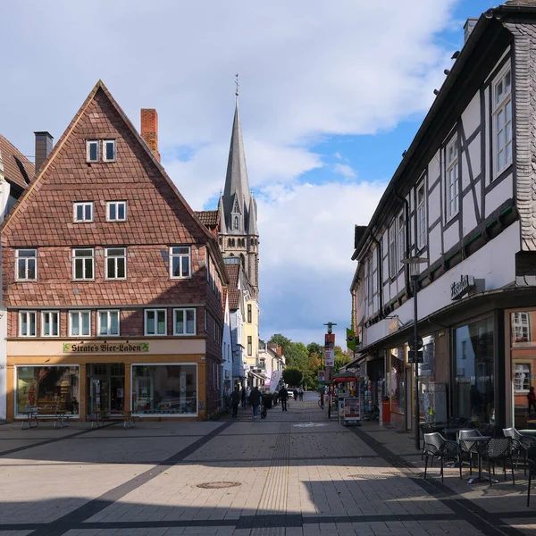 Detmold, Kuzey Ren-Vestfalya, Almanya, 12 Eylül 2025, merkezi pazar meydanından Schulerstrasse 'ye Protestan Martin Luther Kilisesi ile