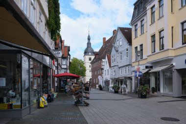 Detmold, Kuzey Ren-Vestfalya, 12 Eylül 2025, Schulerstrasse boyunca arka planda Kurtarıcı Protestan Kilisesi