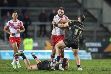 St. Helens 'ten Alex Walmsley, Leigh Leopards' dan Kai Odonnell 'i 3. Betfred Süper Lig karşılaşmasında tamamen Wicked Stadyumu, St Helens, St Helens, Birleşik Krallık, 1 Mart 2024' te St.Helens - Leopards maçında yakaladı.