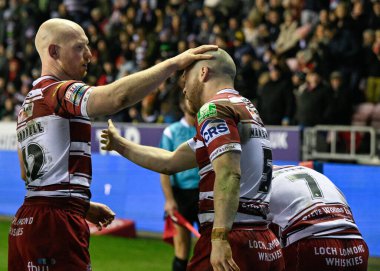 Wigan Warriors 'dan Liam Marshall, 1 Mart 202' de Wigan, Wigan Stadyumu 'nda oynanan Betfred Süper Lig 3. tur karşılaşmasında 22-10' luk Wigan mücadelesini kutluyor.