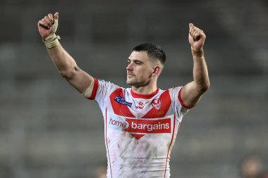 St. Helens takımından Lewis Dodd, 1 Mart 202 'de St Helens' e karşı Leopar Stadyumu 'nda oynanan 3. tur Betfred Süper Lig karşılaşmasında taraftarlarıyla zaferi kutluyor.