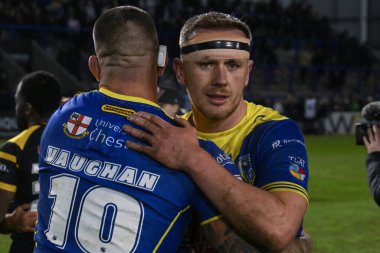 Warrington Wolves 'tan Paul Vaughan, 1 Mart 202' de Warrington, İngiltere 'deki Halliwell Jones Stadyumu' nda oynanan Betfred Süper Lig 3. tur karşılaşmasında Warrington Wolves ve Castleford Tigers maçında Warrington Wolves 'tan Ben Currie' yi kucakladı.