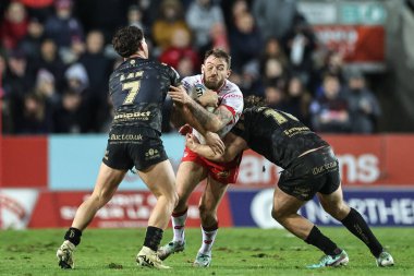 St. Helens 'ten Daryl Clark, Leopar Leopar' dan Lachlan Lam ve Leigh Leopards 'dan John Asiata tarafından oynanan Betfred Süper Lig 3. turunda St Helens' e karşı Leigh Leoparları ile Wicked Stadyumu, St Helens, Birleşik Krallık, 1 Mart 202