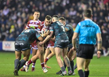 Wigan Warriors 'dan Kaide Ellis, Huddersfield Giants' tan Jake Connor ve Huddersfield Giants 'tan Seb Ikahifo, Wigan Warriors' a karşı oynadıkları 3.