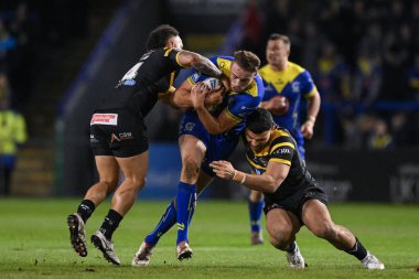 Warrington Wolves 'dan James Harrison Castleford Tigers' dan Liam Horne ve Castleford Tigers 'tan Elie El-Zakhem, Warrington Wolves' a karşı Castleford Kaplanları Stadyumu, Warrington, Uni