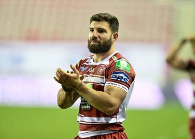 Wigan Warriors takımından Abbas Miski, 1 Mart 202 'de Wigan Warriors ile Huddersfield Giants arasında oynanan Betfred Süper Lig 3. tur karşılaşmasında taraftarlarını alkışlıyor.