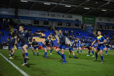 Warrington Wolves 3. Betfred Süper Lig karşılaşmasında ısınıyor. Warrington Wolves Castleford Tigers 'a karşı. Halliwell Jones Stadyumu, Warrington, 1 Mart 202