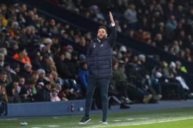 West Bromwich Albion 'un Carlos Corbern teknik direktörü, West Bromwich Albion' un Coventry City 'e karşı oynadığı 1 Mart 2024' teki Sky Bet Şampiyonası maçında oyuncularına talimat verir.