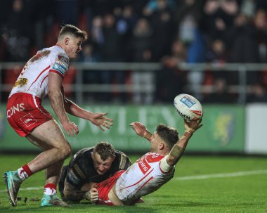 St. Helens 'ten Tommy Makinson, 1 Mart 202' de St Helens - Leigh Leopards maçında oynanan Betfred Süper Lig karşılaşmasında 8-4 'lük galibiyetini kutluyor.