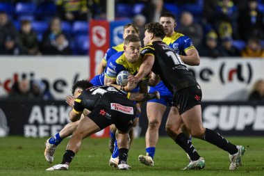 Warrington Wolves 'dan James Harrison Castleford Tigers' dan Liam Horne ve Castleford Tigers 'tan Elie El-Zakhem, Warrington Wolves' a karşı Castleford Kaplanları Stadyumu, Warrington, Uni