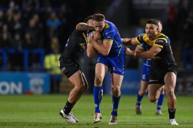 Warrington Wolves 'dan James Harrison Castleford Tigers' dan Liam Horne ve Castleford Tigers 'tan Elie El-Zakhem, Warrington Wolves' a karşı Castleford Kaplanları Stadyumu, Warrington, Uni