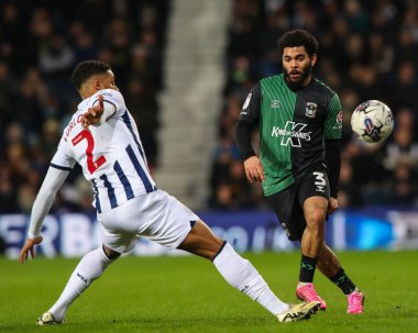 West Bromwich Albion takımından Darnell Furlong, Coventry City 'den Jay Dasilva' nın, West Bromwich Albion 'a karşı Coventry City' de oynanan 1 Mart 202 'de oynadığı Sky Bet Şampiyonası maçında attığı pası blokladı.