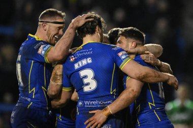 Warrington Wolves takımından Joe Philbin, 1 Mart 202 'de Warrington' da oynanan Warrington Wolves Castleford Tigers maçında denemesini kutluyor.