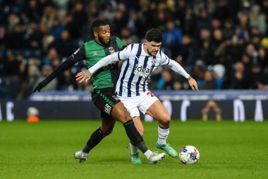 West Bromwich Albion 'dan Alex Mowatt Coventry City' den Kasey Palmer 'ı Sky Bet Şampiyonası maçı sırasında Hawthorns, West Bromwich, İngiltere' de West Bromwich City 'ye karşı West Bromwich maçında tutuyor.