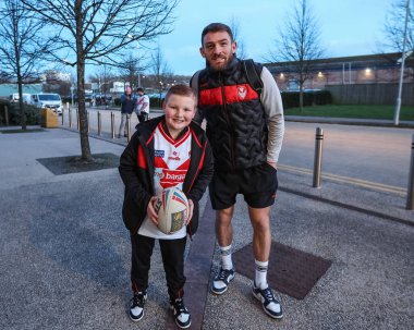 St. Helens takımından Daryl Clark, 3. Betfred Süper Lig Turu 'nda genç bir hayranıyla St Helens - Leigh Leopards maçı sırasında St Helens Stadyumu, St Helens, İngiltere, 1 Mart 202