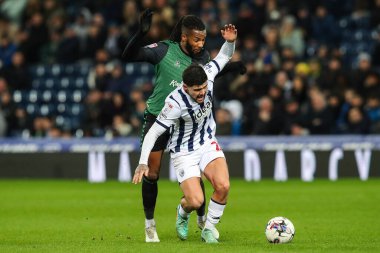 West Bromwich Albion 'dan Alex Mowatt Coventry City' den Kasey Palmer 'ı Sky Bet Şampiyonası maçı sırasında Hawthorns, West Bromwich, İngiltere' de West Bromwich City 'ye karşı West Bromwich maçında tutuyor.